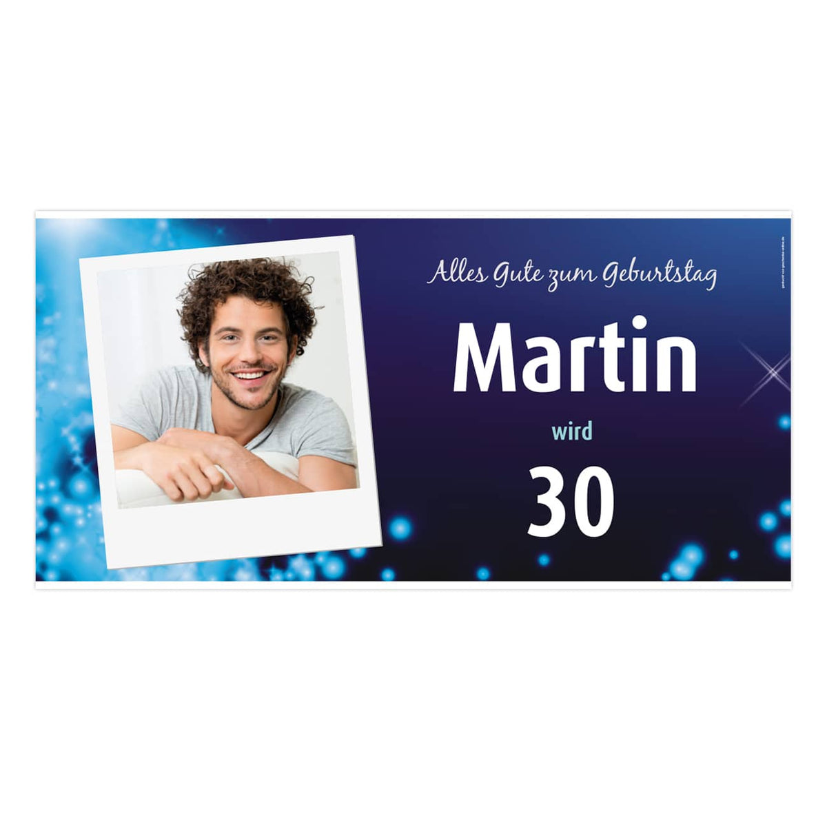 großes Banner in blau mit Foto im Polaroid, Name und Alter