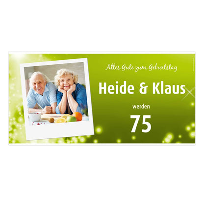 großes Banner in hellgrün mit Foto im Polaroid, Name und Alter