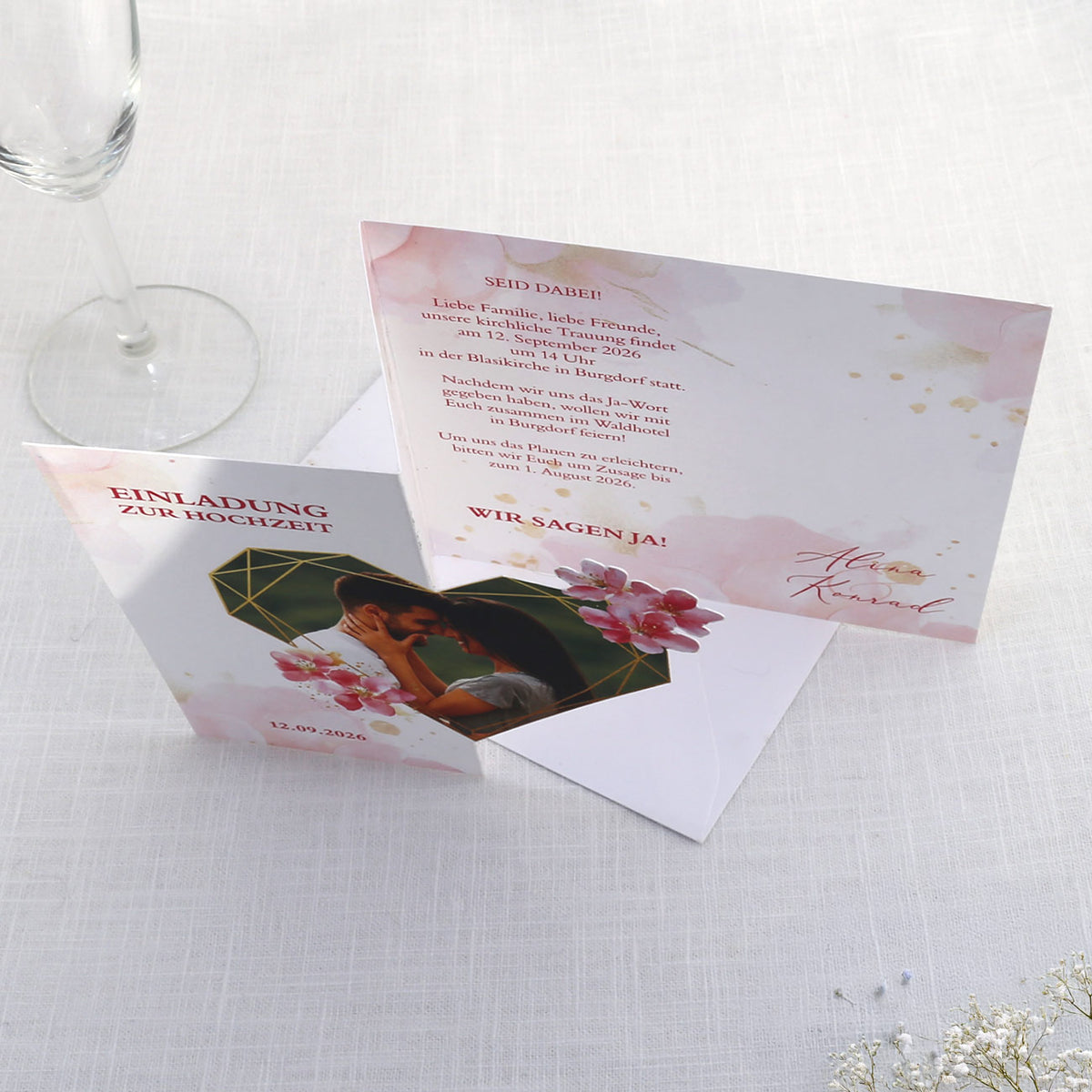 Einladungskarte zur Hochzeit - Faltkarte mit Foto im Blüten-Herz