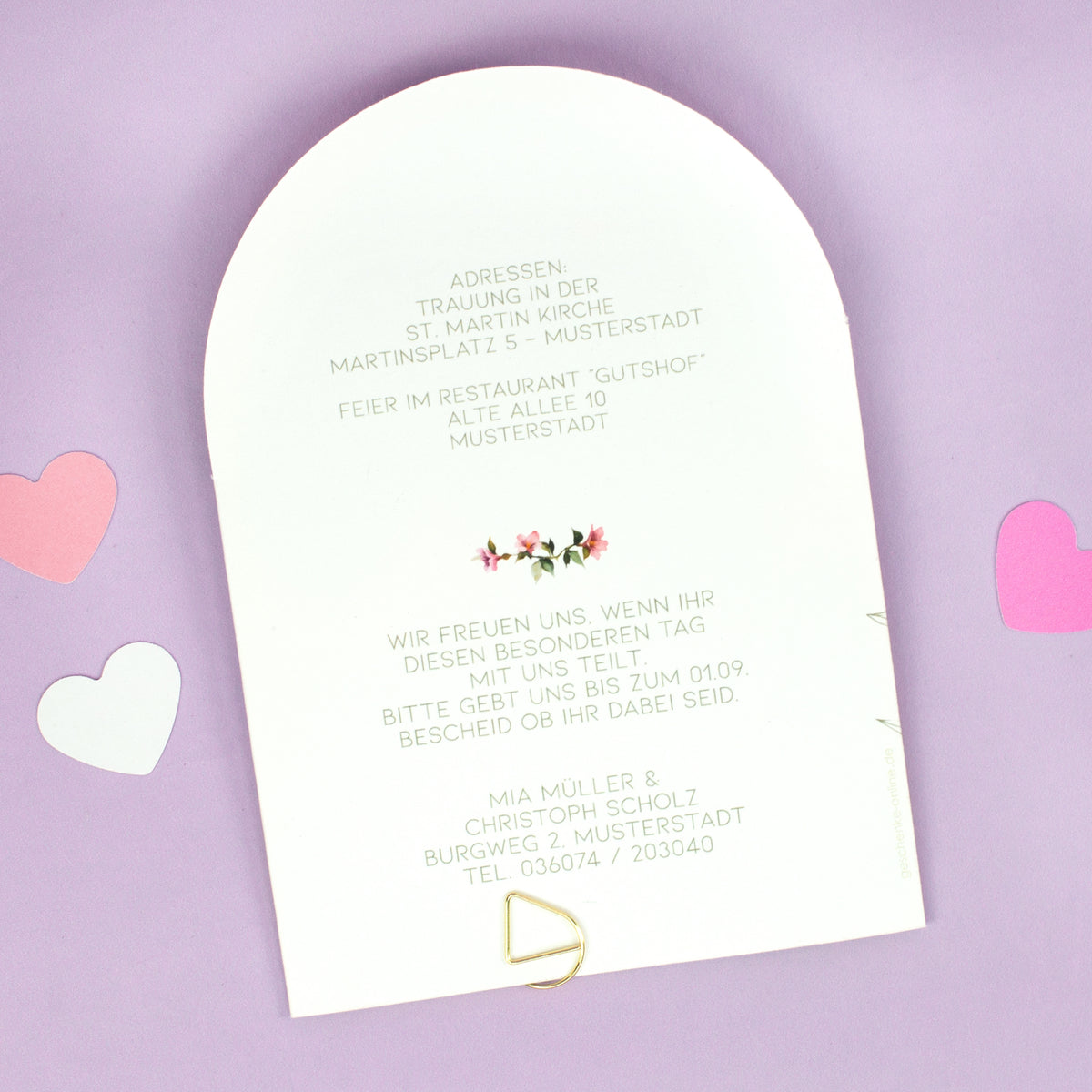 Rückseite der Hochzeitseinladung mit Adressen, Kontaktdaten, Rückmeldung und goldener Klammer