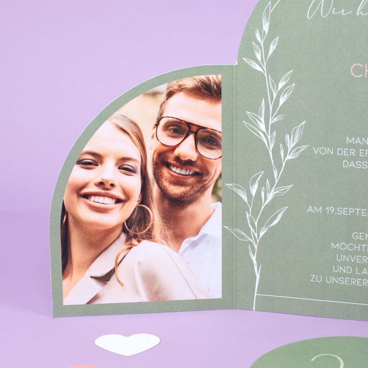 Detailansicht der Hochzeitseinladung mit Foto auf der Innenseite und filigranem Blattmotiv