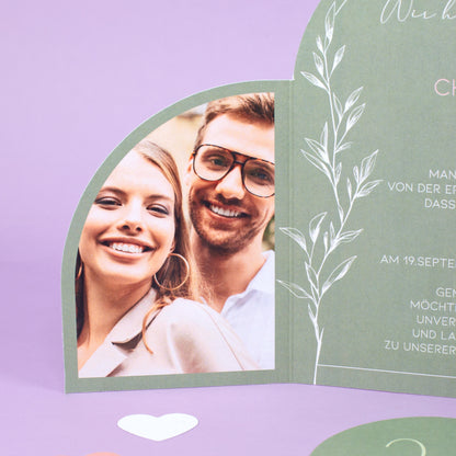 Detailansicht der Hochzeitseinladung mit Foto auf der Innenseite und filigranem Blattmotiv