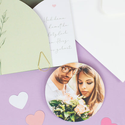 Detailbild der Hochzeitseinladung mit rundem Foto, Umschlag, Herzdeko und goldener Klammer