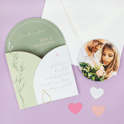 Personalisierte Hochzeitseinladung mit zwei Fotos, Umschlag, Herzdeko und modernem Grün Weiß Design