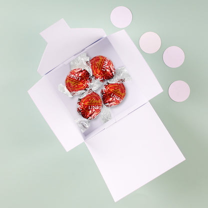 Geöffnete Oster Geschenkbox mit vier Lindor Kugeln im Inneren