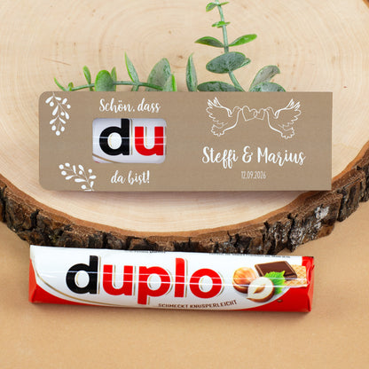 duplo Riegel und personalisierte Hochzeitsverpackung auf Holzuntergrund dekoriert