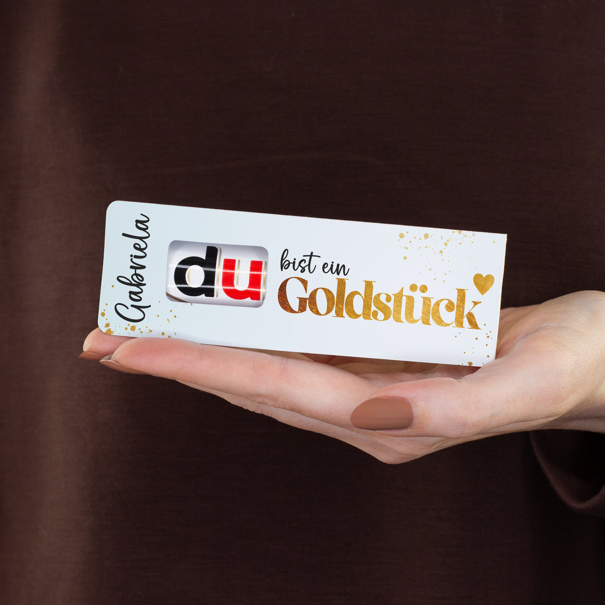 personalisierter duplo Riegel Goldstück Geschenkverpackung mit Name Gabriela in der Hand