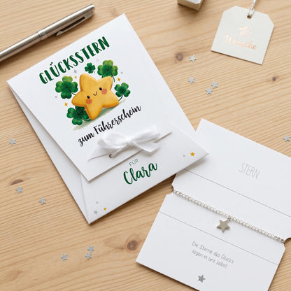 Personalisierter Glücksstern zum Führerschein mit Sternarmband und Name Clara auf weißer Geschenkverpackung