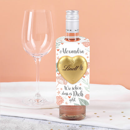 Kleiner Flaschenanhänger mit Lindt-Herz als Ergänzung zu einer Flasche BREE Roséwein.
