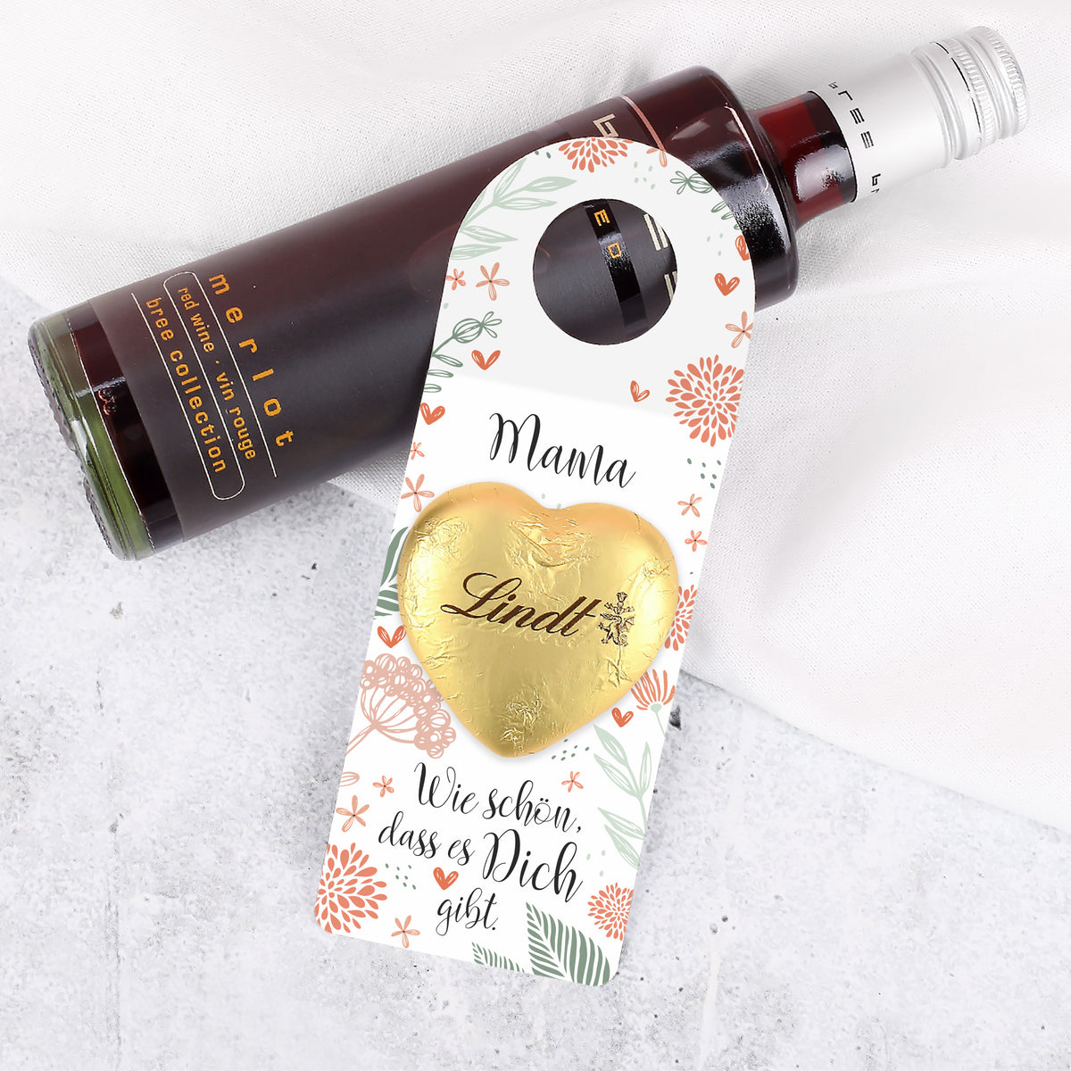 Nahaufnahme des personalisierbaren Bereichs mit Wunschname auf dem kleinen Flaschenanhänger im floralen Design.