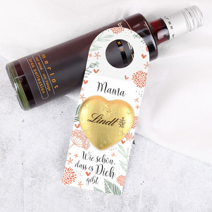 Nahaufnahme des personalisierbaren Bereichs mit Wunschname auf dem kleinen Flaschenanhänger im floralen Design.
