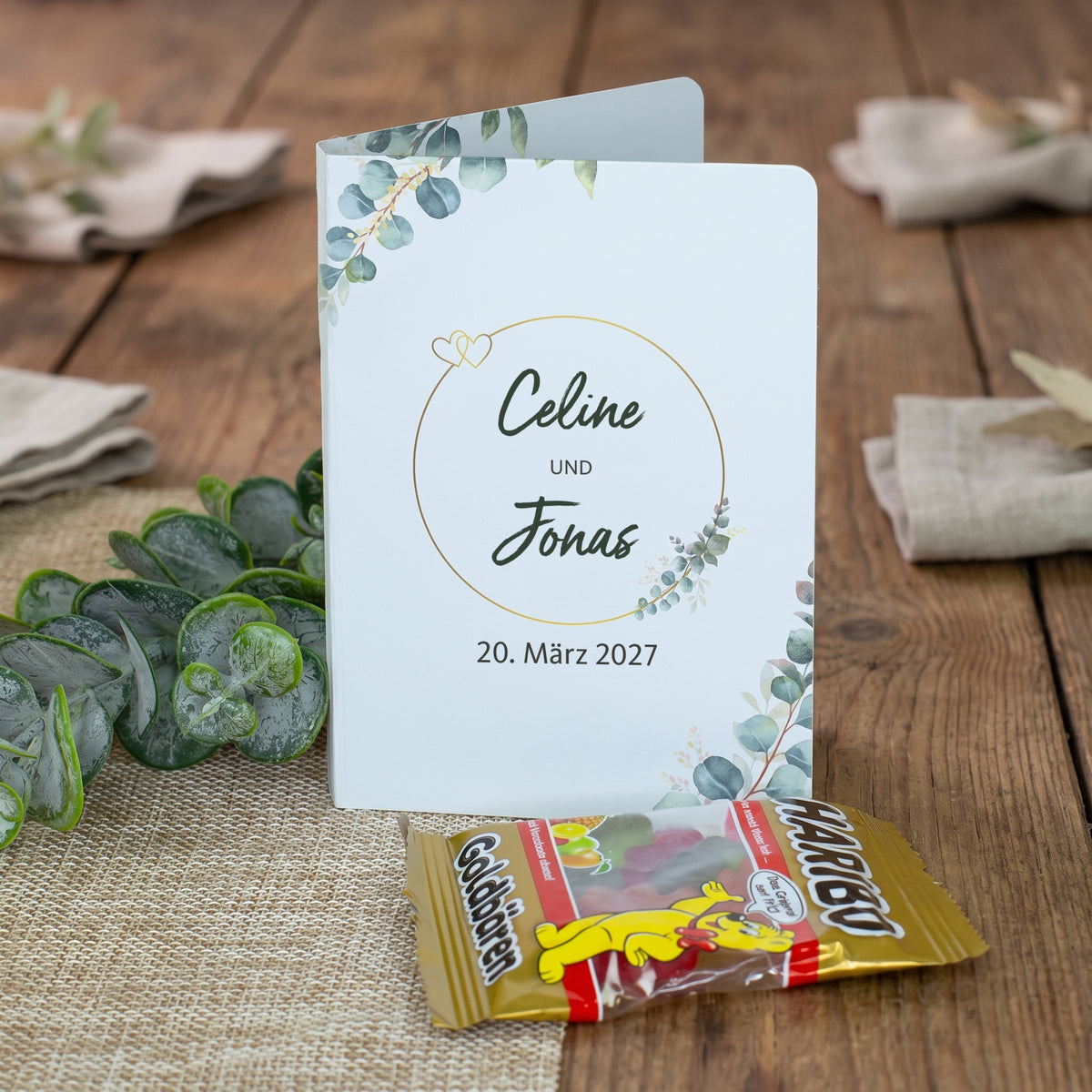 Gastgeschenk zur Hochzeit im Eukalyptus-Design mit Namen, Datum und Haribo Goldbären