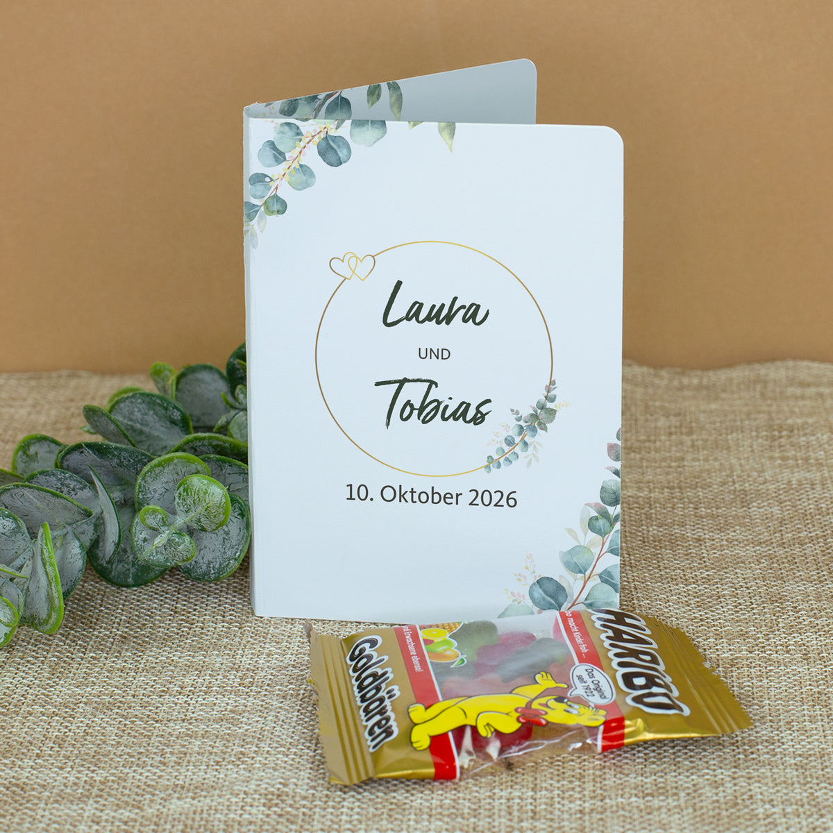 Personalisiertes Hochzeits-Klappkärtchen mit Haribo Goldbären und Eukalyptus-Motiv
