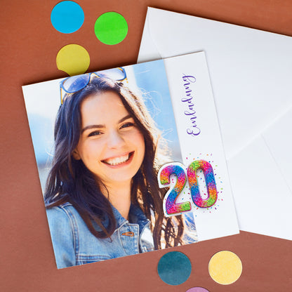 Personalisierte Einladungskarte zum 20. Geburtstag mit Foto, buntem Zahlenverschluss und weißem Umschlag
