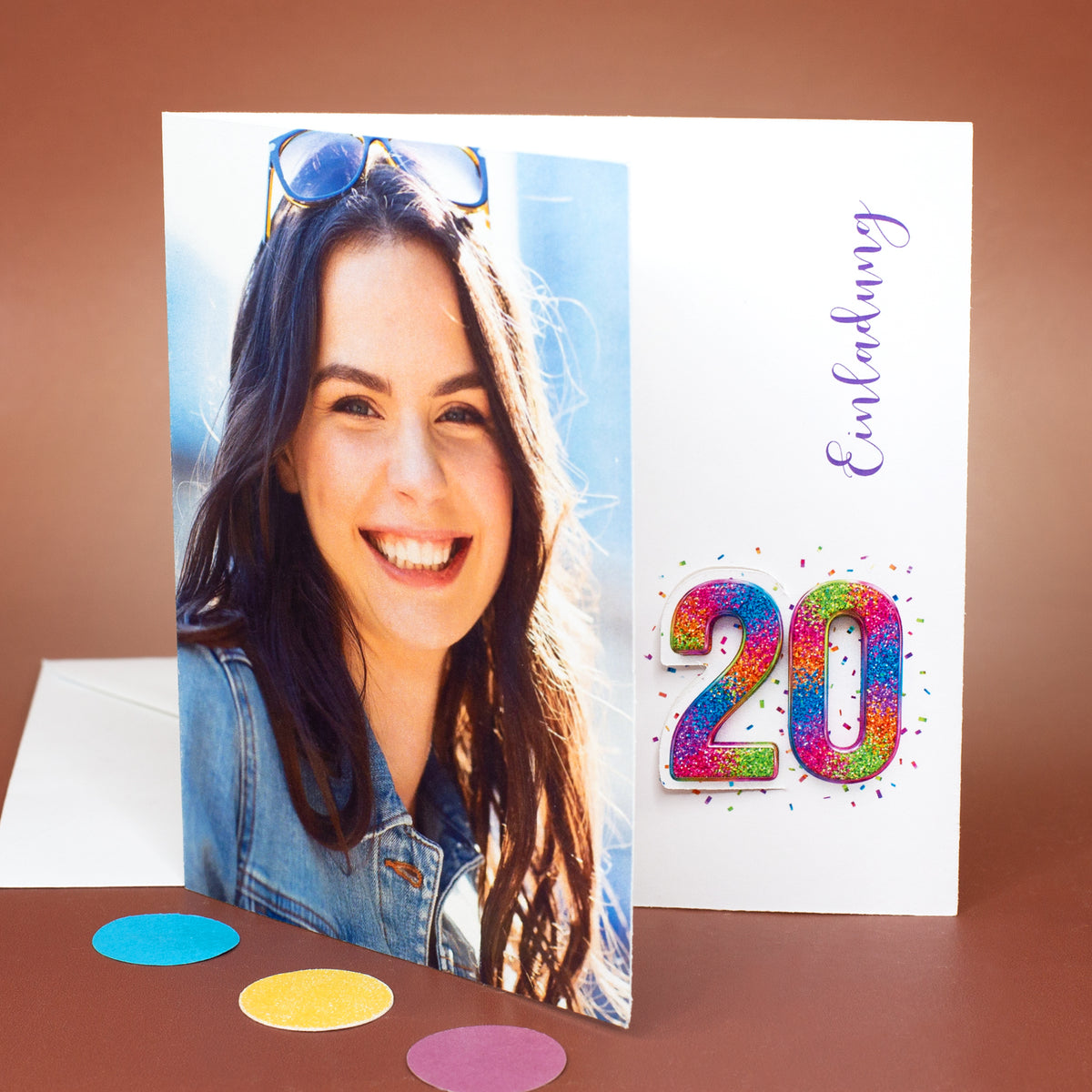 Klappkarte zum 20. Geburtstag mit großem Foto, lila Schriftzug Einladung und bunter Zahl 20