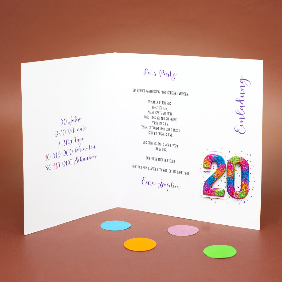 Geöffnete Einladungskarte zum 20. Geburtstag mit Wunschtext, sichtbarer Zahl 20 und Konfetti-Design innen