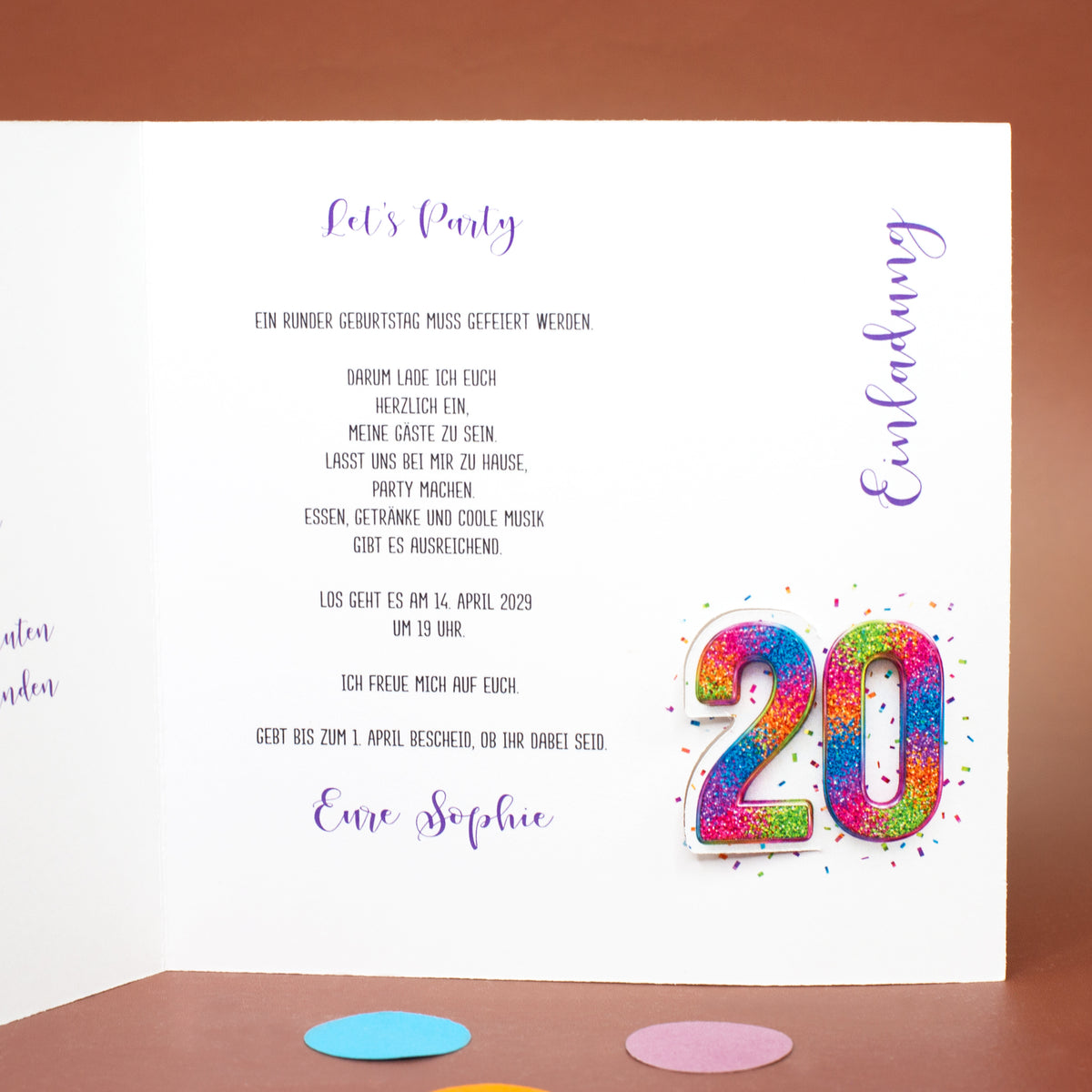 Innenseite der Einladungskarte zum 20. Geburtstag mit Textfeld, lila Schrift und sichtbarer Zahl 20