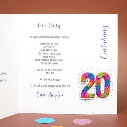 Innenseite der Einladungskarte zum 20. Geburtstag mit Textfeld, lila Schrift und sichtbarer Zahl 20