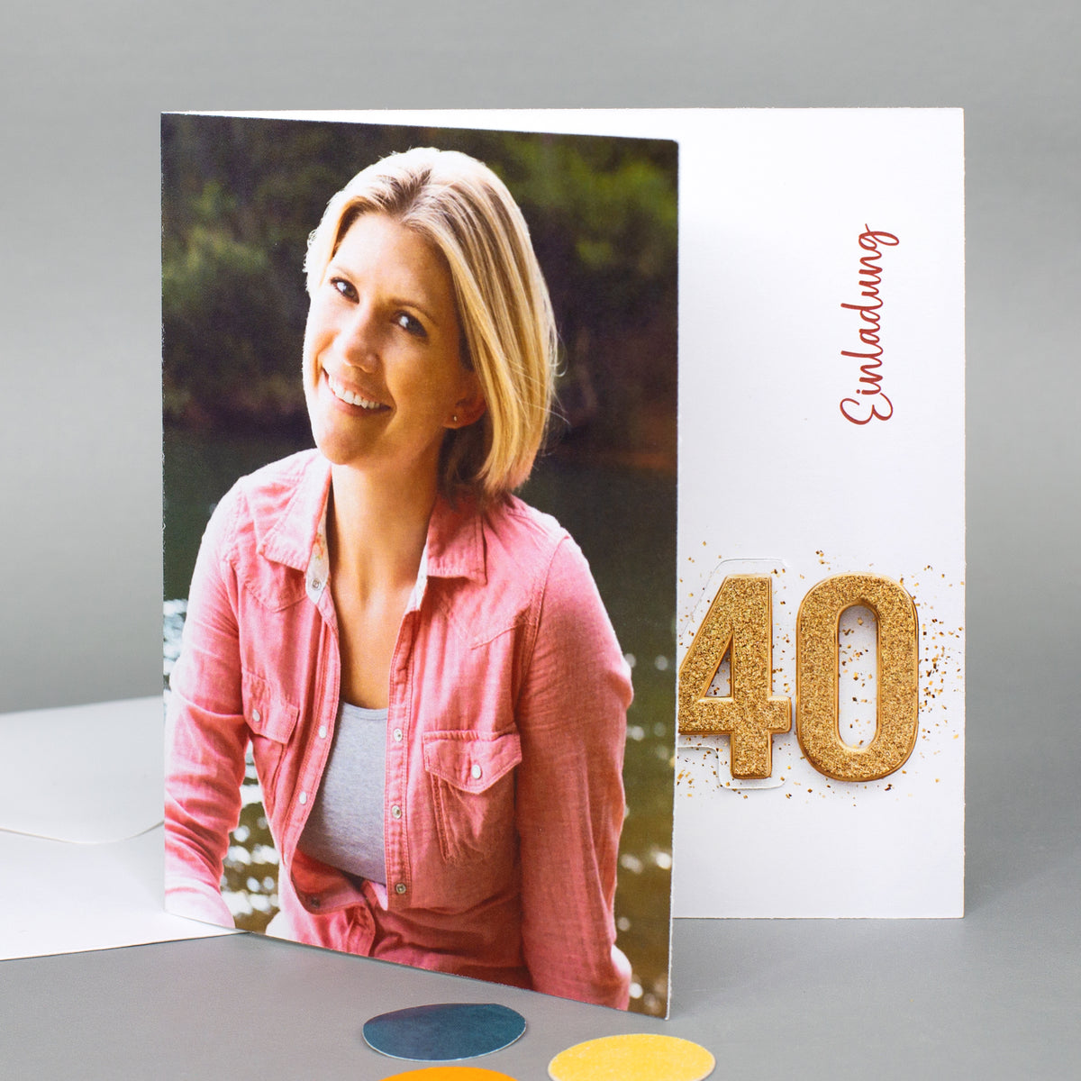 Geöffnete Einladungskarte zum 40 Geburtstag mit Foto und ausgestanzter Zahl 40