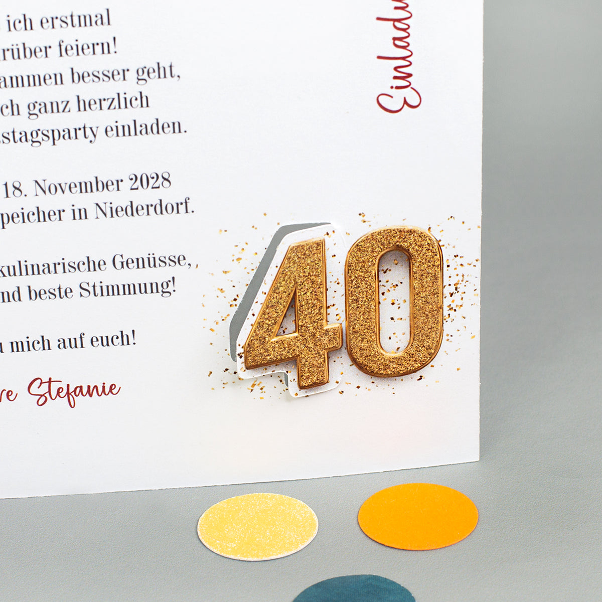 Detail goldene Zahl 40 mit Glitzereffekt auf Einladungskarte