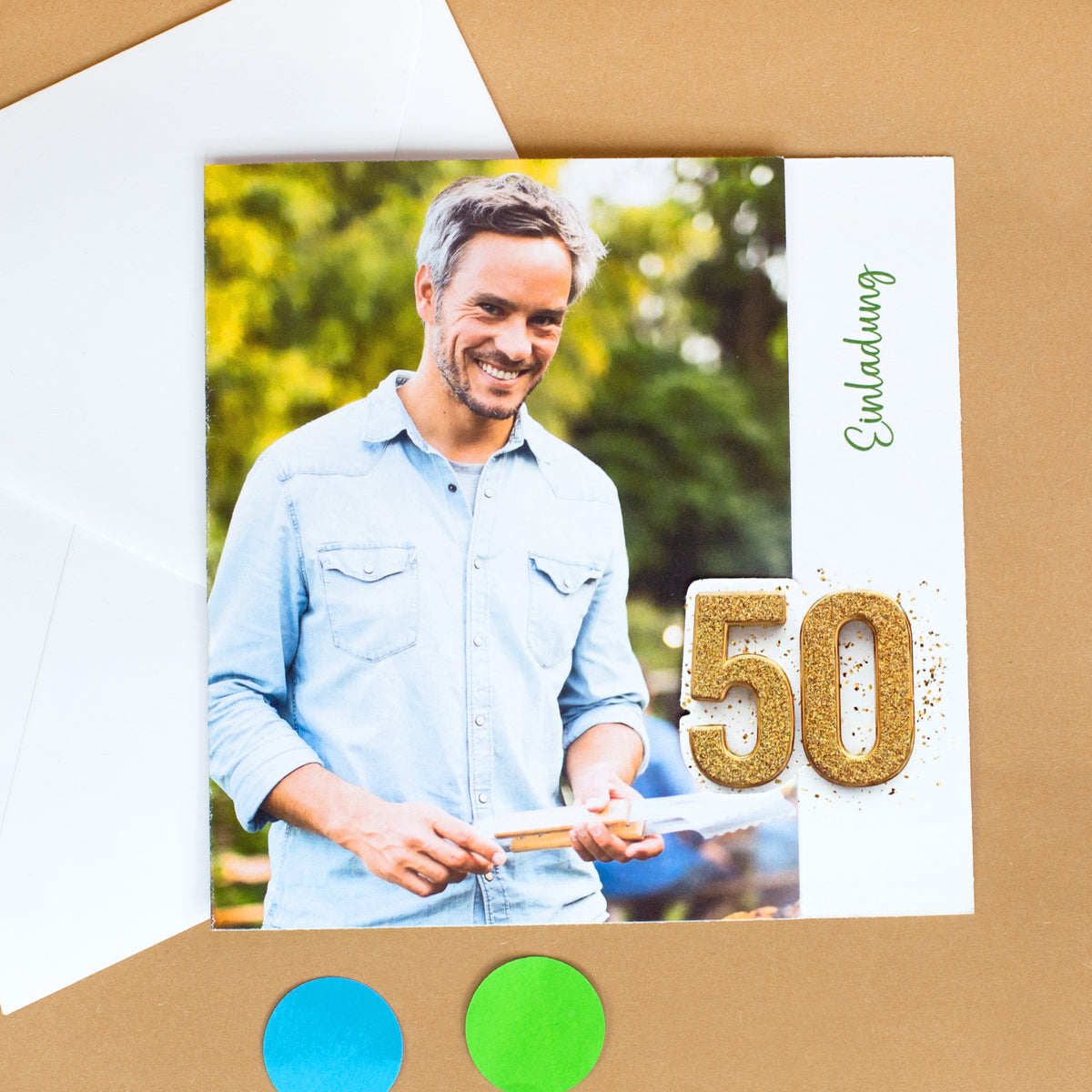 Einladungskarte zum 50. Geburtstag mit Foto und goldener Zahl 50 auf der Vorderseite