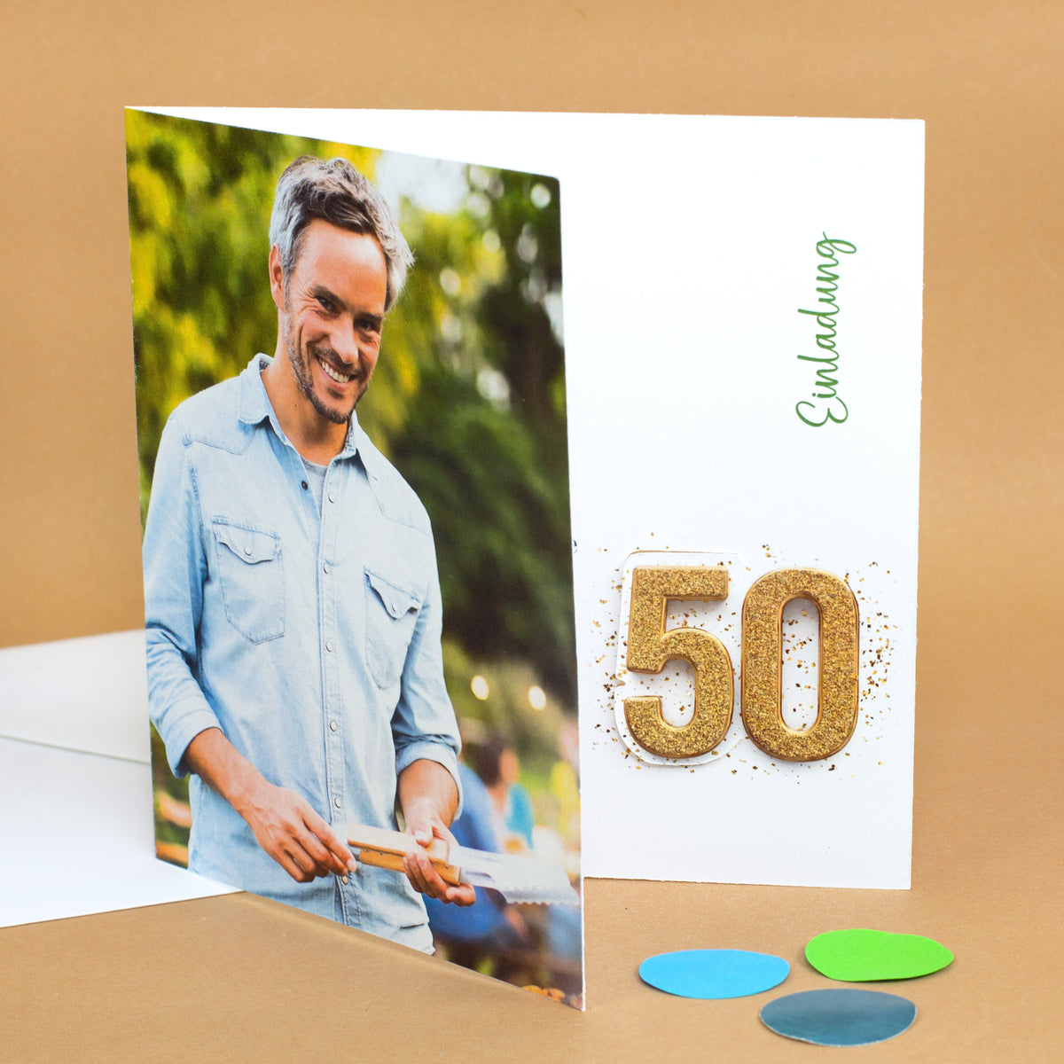 Aufgestellte Klappkarte zum 50. Geburtstag mit persönlichem Foto und Name im modernen Design