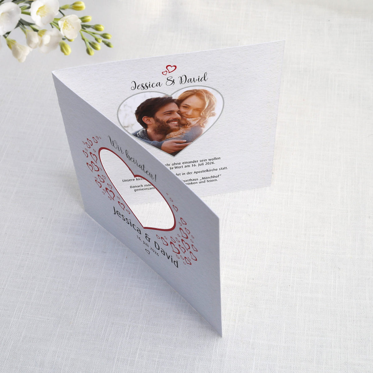 Einladungskarte zur Hochzeit mit Herz-Ausschnitt und Foto