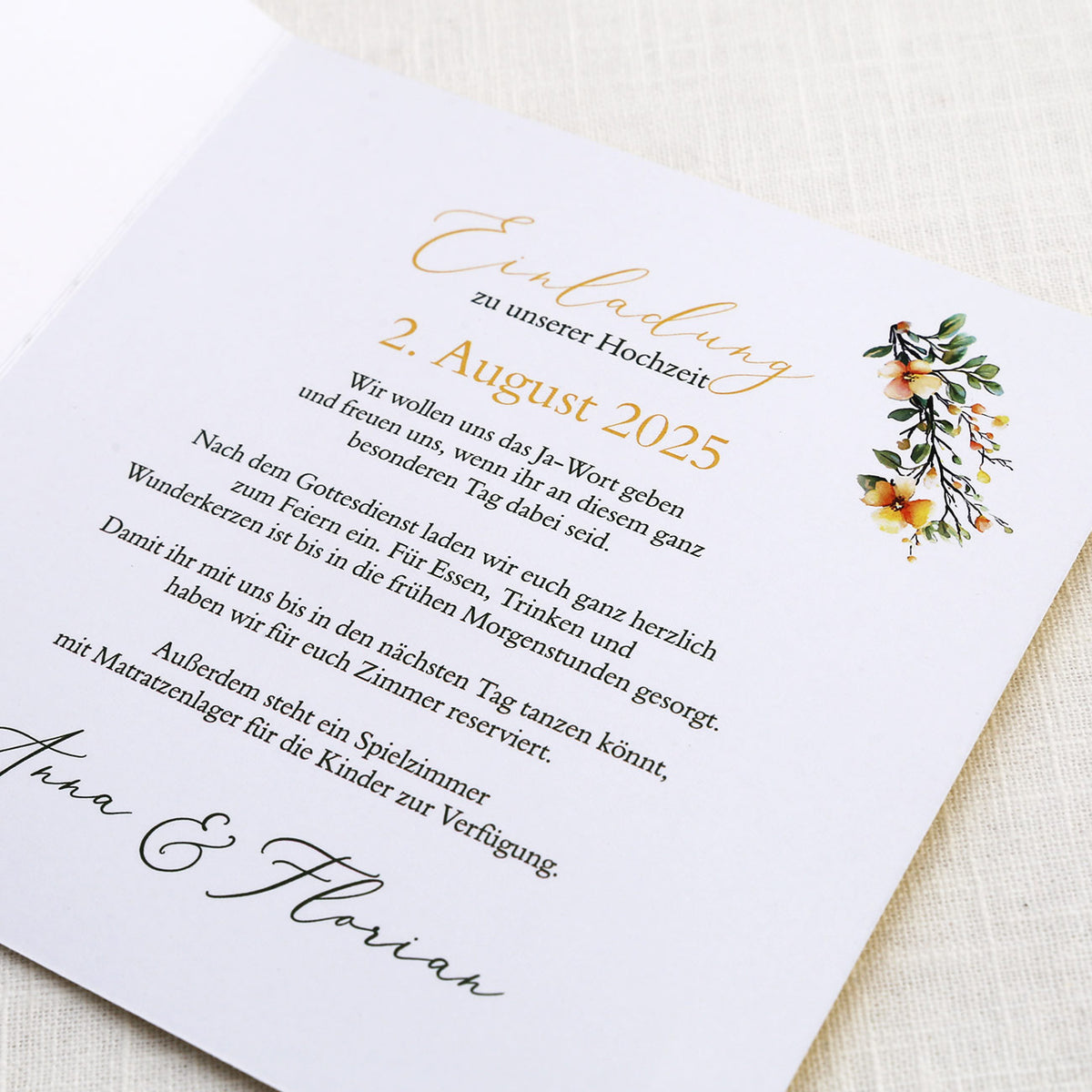 Einladungskarte zur Hochzeit mit Blütenkranz und rundem Anhänger