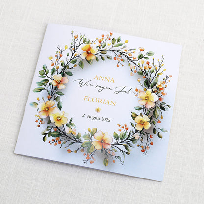 Einladungskarte zur Hochzeit mit Blütenkranz und rundem Anhänger