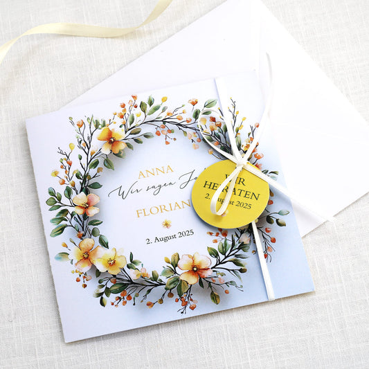 Einladungskarte zur Hochzeit mit Blütenkranz und rundem Anhänger