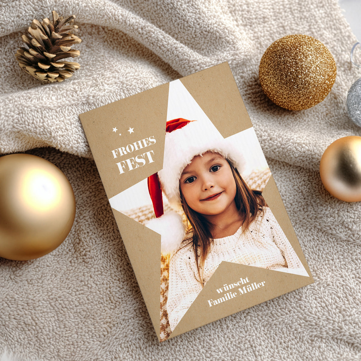 Weihnachtskarte mit Foto im Stern-Design und Wunschtext auf der Vorderseite.
