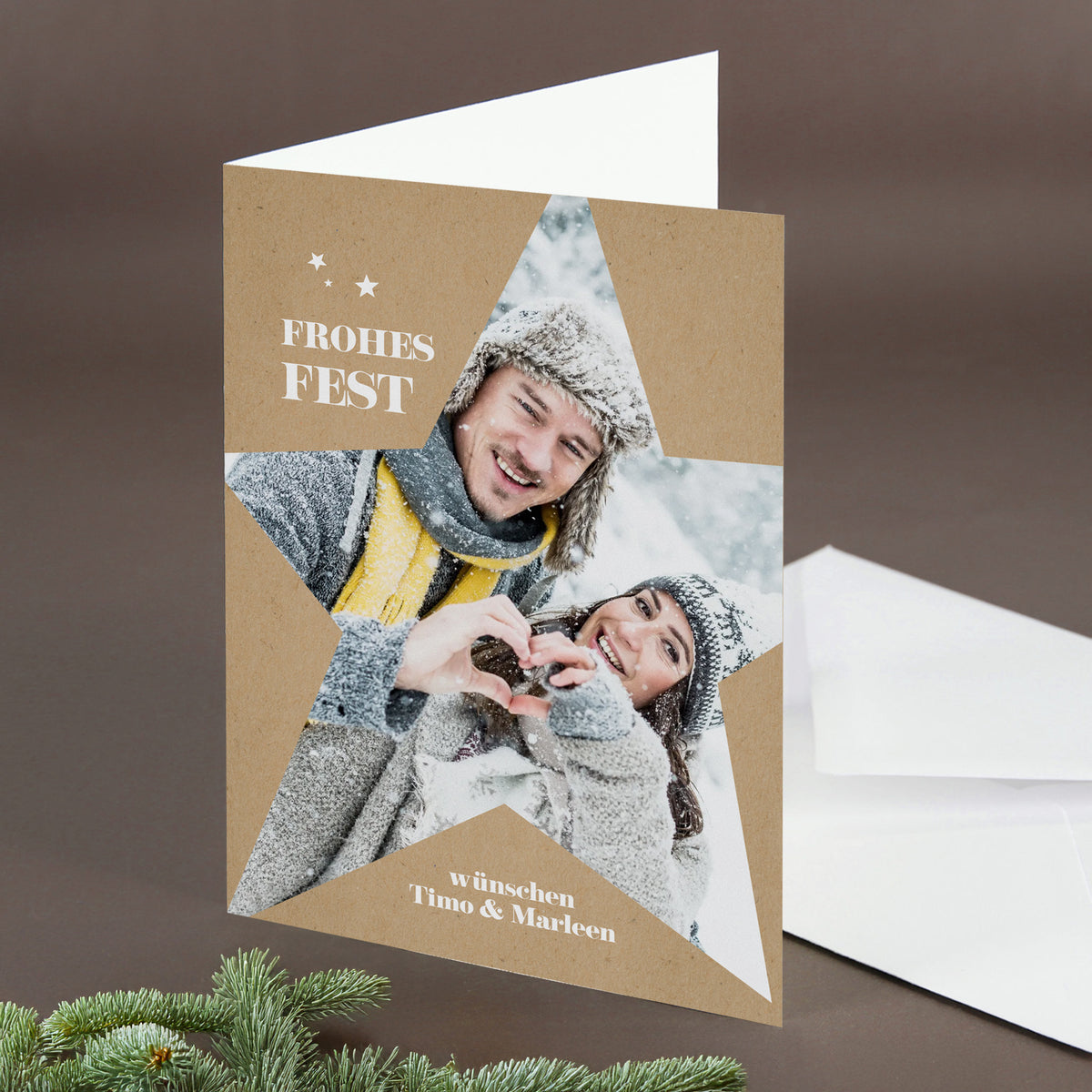 Personalisierte Klappkarte mit winterlichem Foto im Stern und individuellem Grußtext darunter.