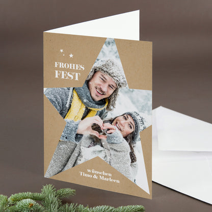 Personalisierte Klappkarte mit winterlichem Foto im Stern und individuellem Grußtext darunter.