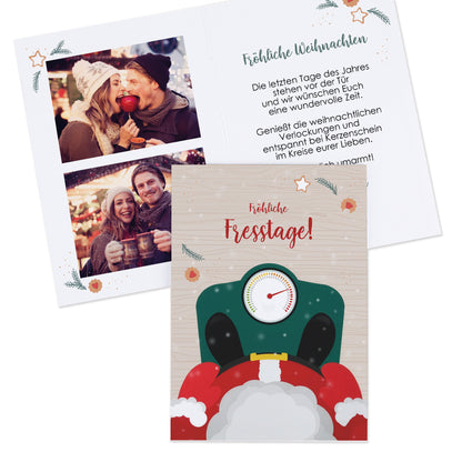 Klappkarte mit Weihnachtsmann auf der Waage und Platz für zwei Fotos im Inneren