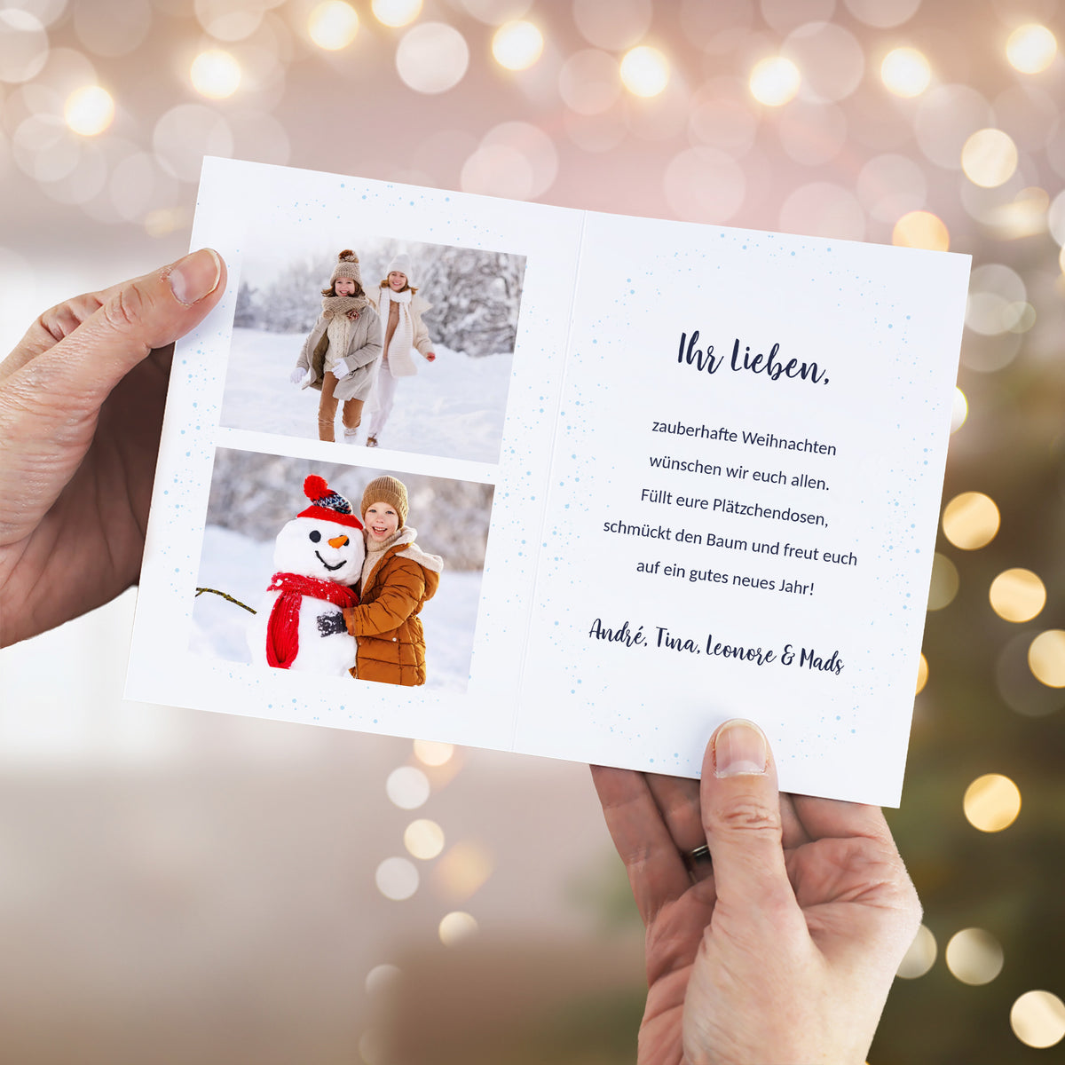 Personalisierbare Weihnachtskarte aufgeklappt – linke Seite mit zwei winterlichen Familienfotos, rechte Seite mit individuellem Weihnachtsgrußtext.