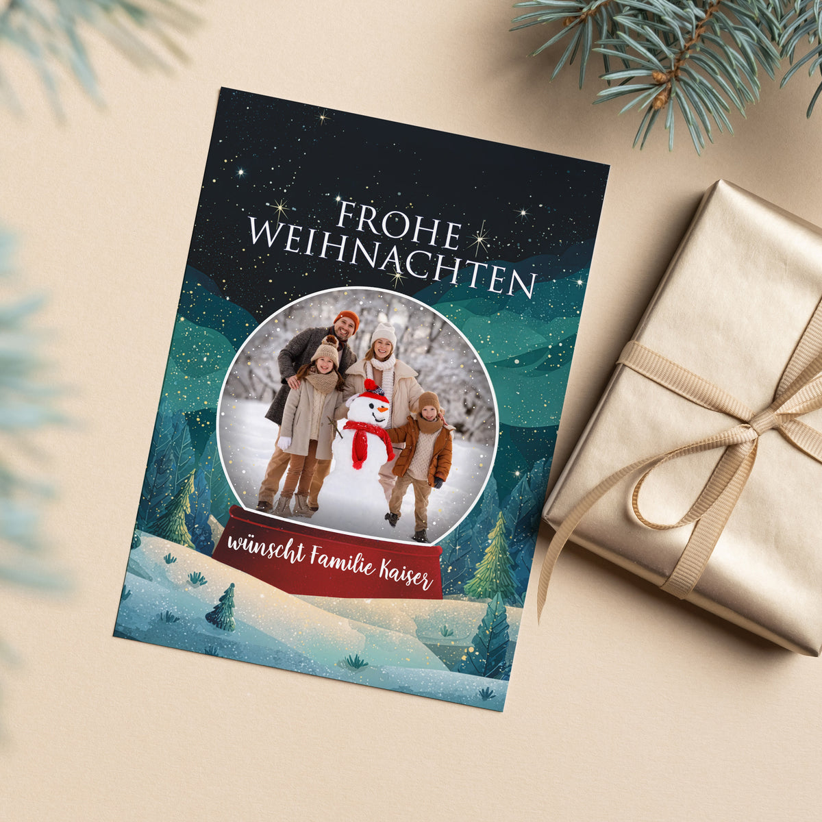 Vorderseite einer personalisierten Weihnachtskarte mit Schneekugel-Design und Familienfoto, darunter Weihnachtsgruß.