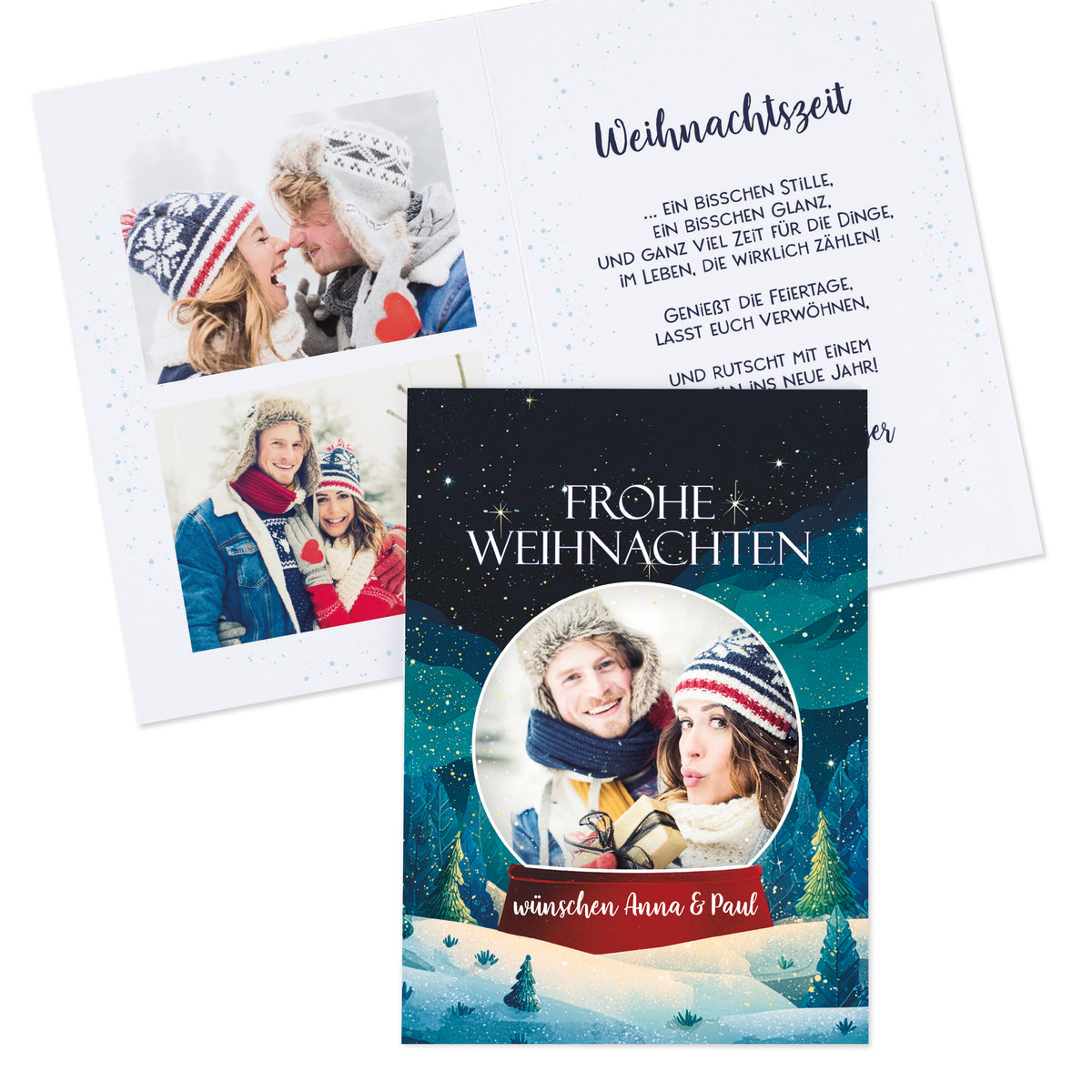 Personalisierbare Weihnachtskarte mit Schneekugelmotiv und winterlichem Foto auf der Vorderseite, daneben geöffnete Karte mit zwei Fotos und Grußtext innen.