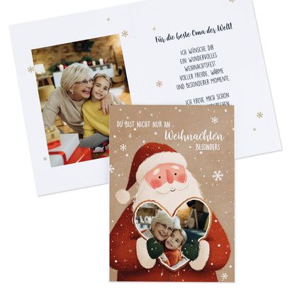 Weihnachtskarte mit Weihnachtsmann-Motiv und Herzfoto, daneben offene Karte mit persönlichem Gruß.