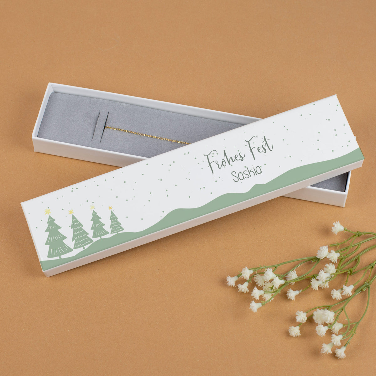 Weihnachts-Schmuckverpackung mit Name Saskia und Tannenbaum-Motiv, geöffnet mit Armband