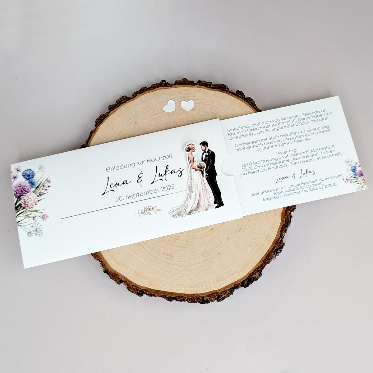 Einladung zur Hochzeit - Ziehkarte mit Brautpaar und lila Blumen (Motiv 2)