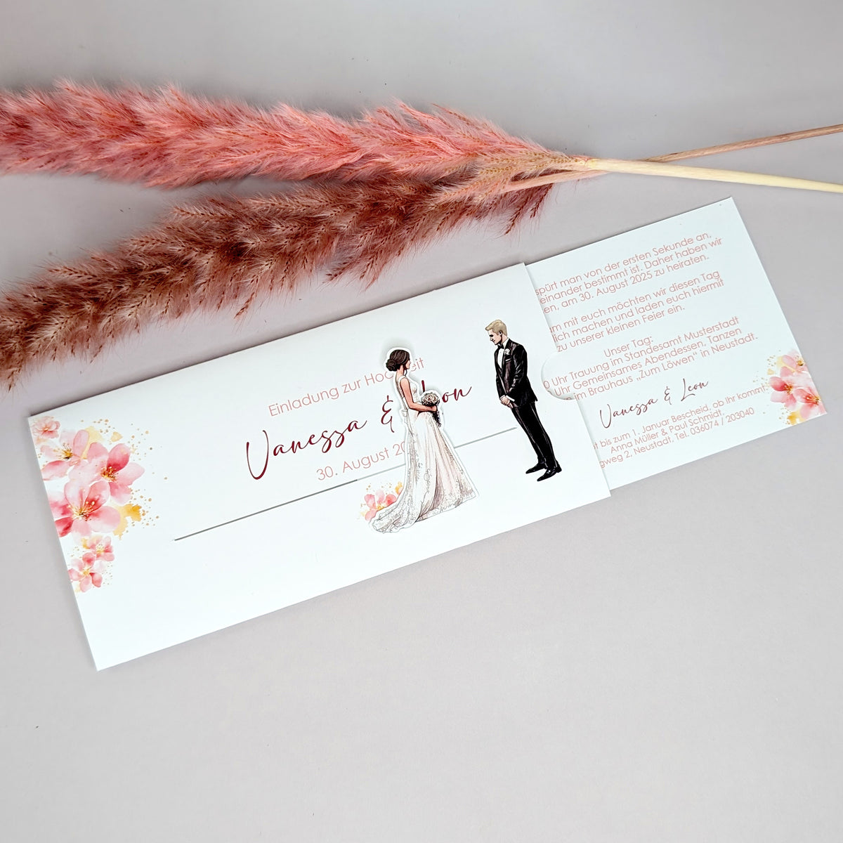 Einladung zur Hochzeit - Ziehkarte mit Brautpaar und rosa Blumen (Motiv 4)
