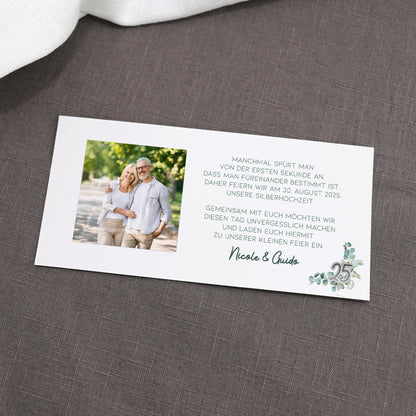 Hochzeitseinladung - Ziehkarte mit zwei Fotos zur Silberhochzeit mit Wunschdaten und Blatt-Blütenmotiv