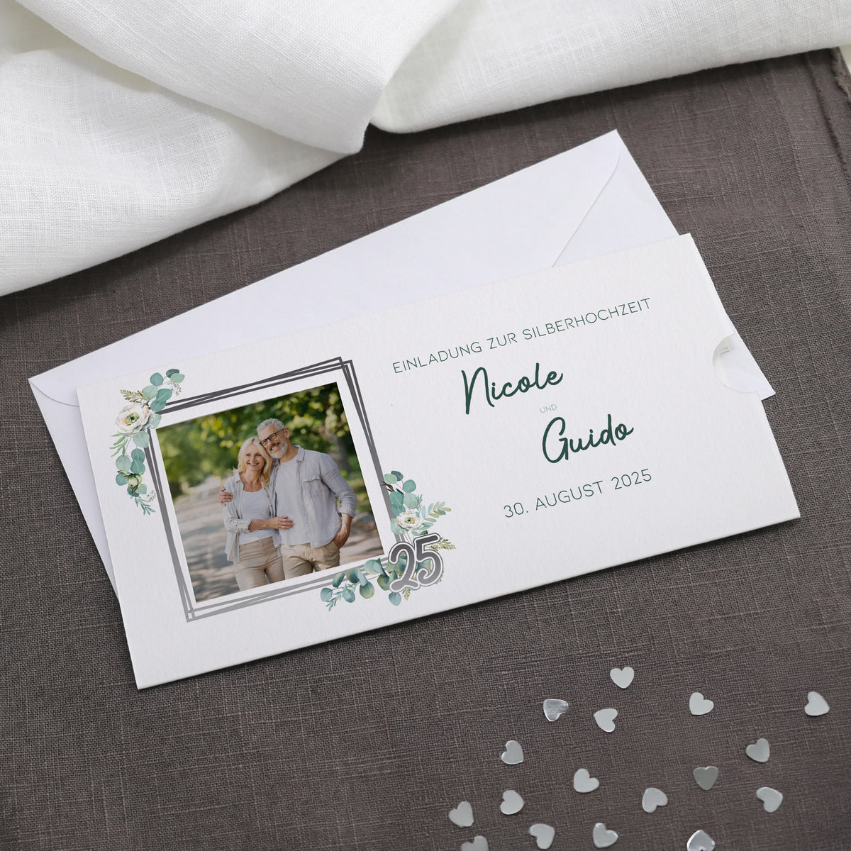 Hochzeitseinladung - Ziehkarte mit zwei Fotos zur Silberhochzeit mit Wunschdaten und Blatt-Blütenmotiv