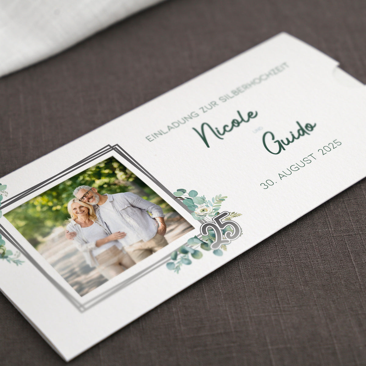Hochzeitseinladung - Ziehkarte mit zwei Fotos zur Silberhochzeit mit Wunschdaten und Blatt-Blütenmotiv