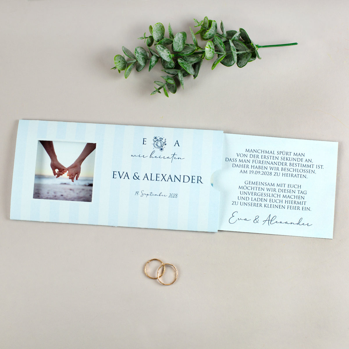 Geöffnete Ziehkarte Hochzeitseinladung in Blau mit Foto und personalisiertem Innenteil