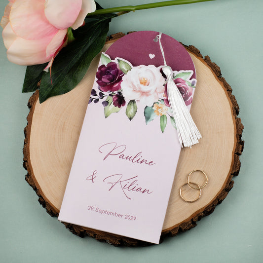 Hochzeitseinladung als Ziehkarte mit Blumenmotiv und Quaste, Vorderseite geschlossen