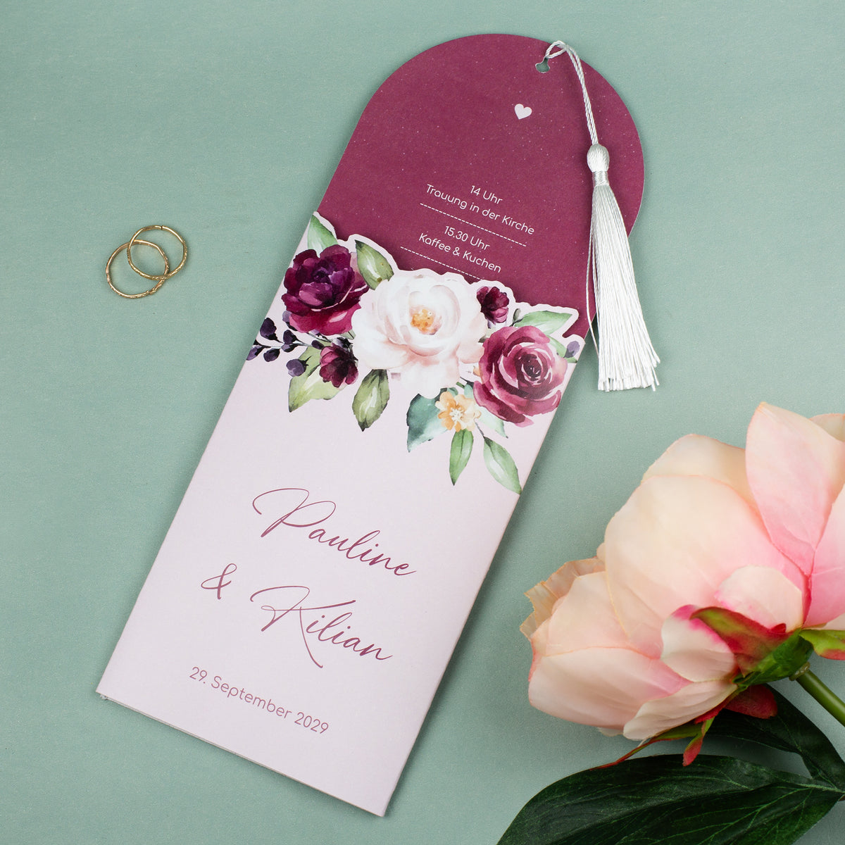 Ziehkarte Hochzeit leicht geöffnet mit sichtbarem Innenteil und floraler Verzierung