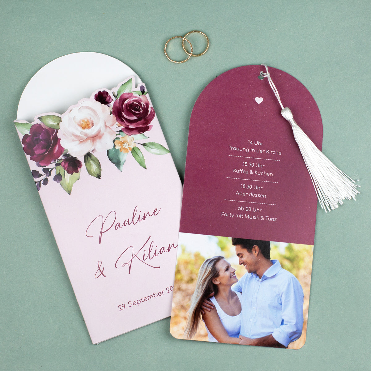 Personalisierte Hochzeitseinladung Ziehkarte komplett geöffnet mit herausgezogenem Einleger