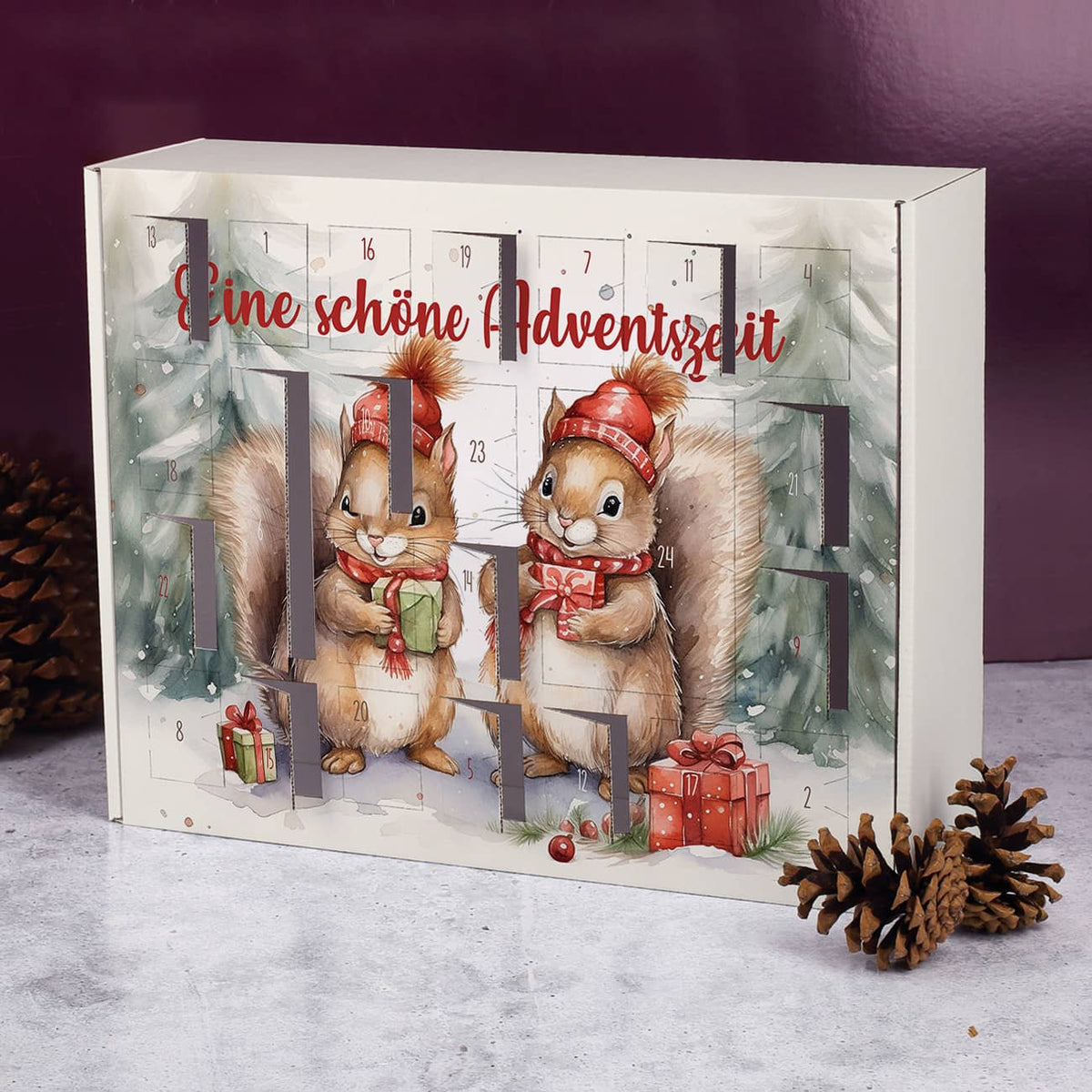 Mit Name personalisierter Adventskalender mit perforierten Türchen