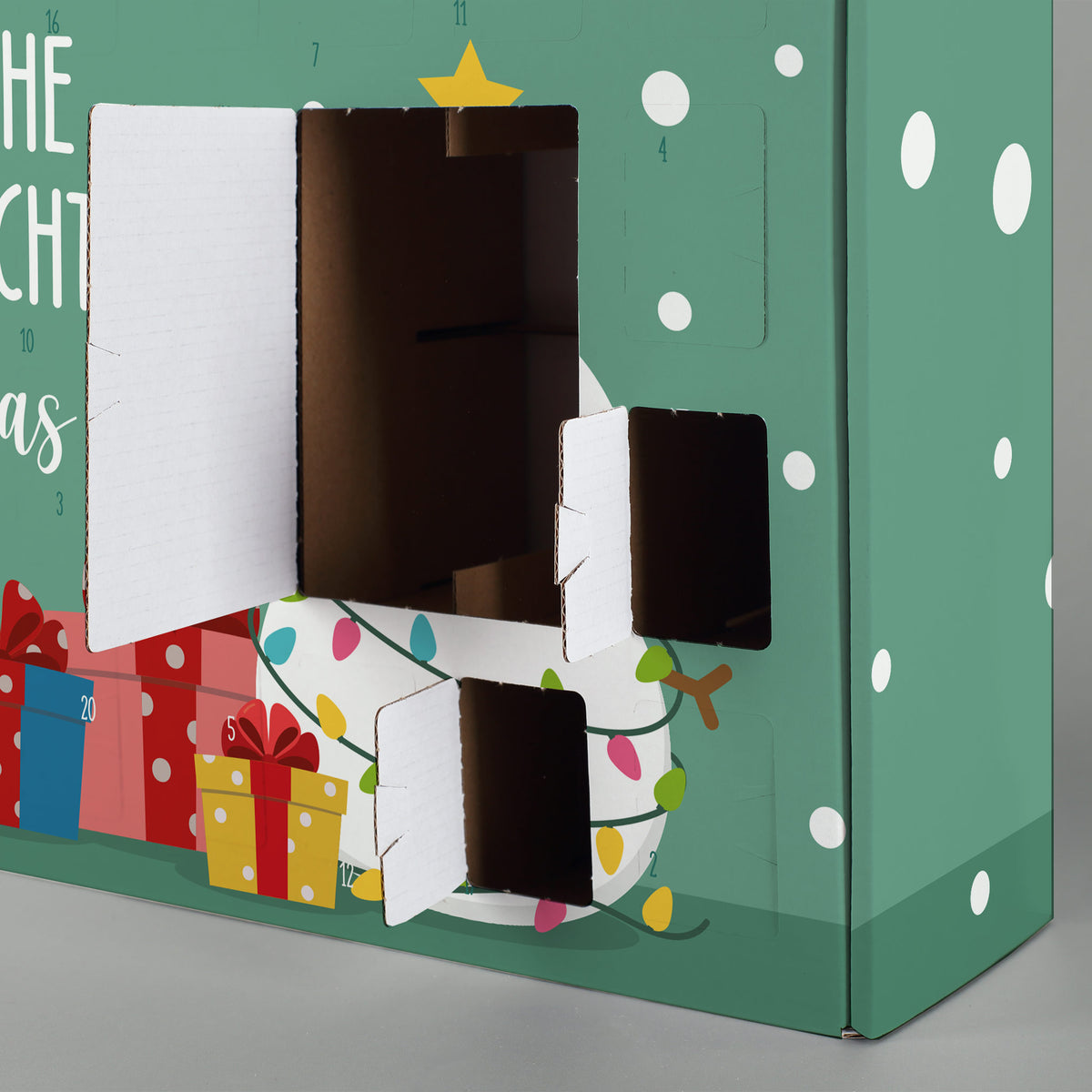 Detailaufnahme Adventskalender Schneemann mit geöffneten Türchen und stabiler Pappe